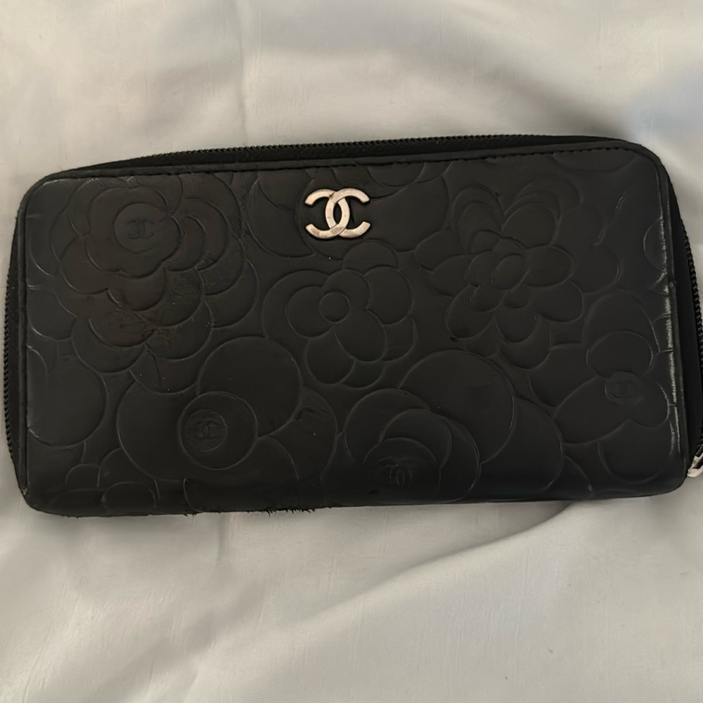 Pre-loved CHANEL Camelia wallet